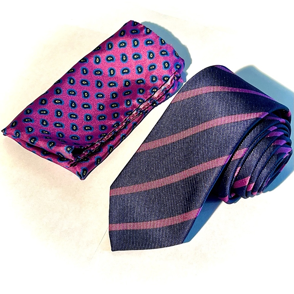 Like new! BR 100% silk tie, navy & deep mauve. Complimenting pocket Sq. J Crew